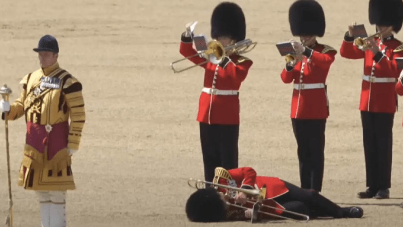 Σοκαριστικό βίντεο: Μέλη της  αγγλικής βασιλικής φρουράς λιποθυμούν ο ένας μετά τον άλλον