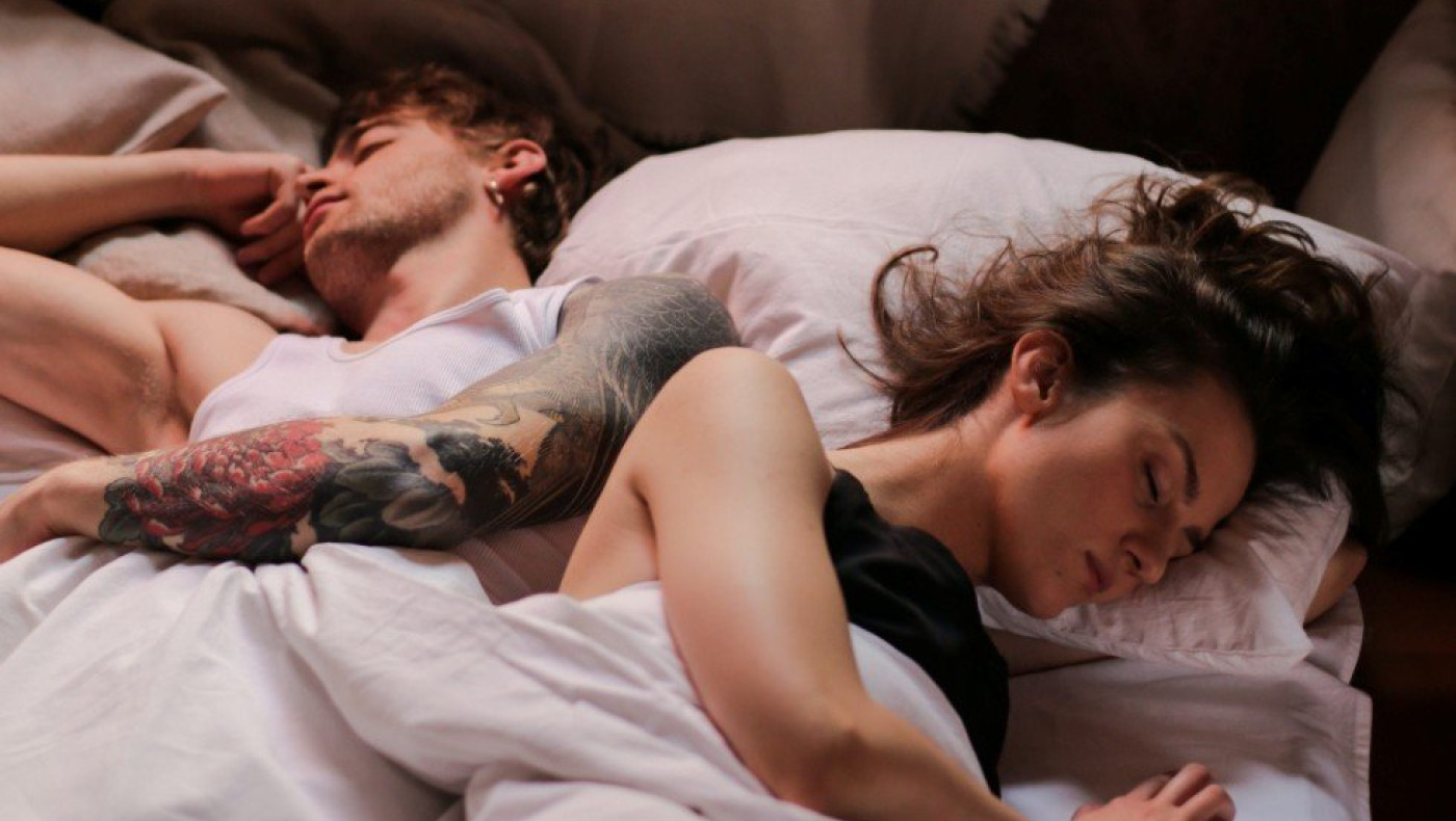 Έξι τρόποι να κοιμηθείς καλύτερα όταν κάνει πολλή ζέστη