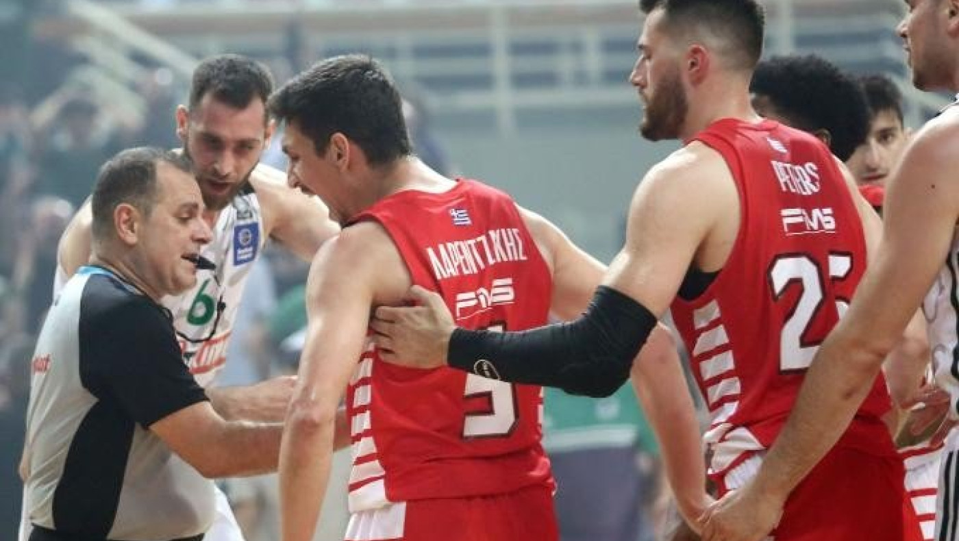 Παναθηναϊκός-Ολυμπιακός: Xαμός στο ΟΑΚΑ απο καπνογόνα και νερά, αποχώρησαν οι «ερυθρόλευκοι»