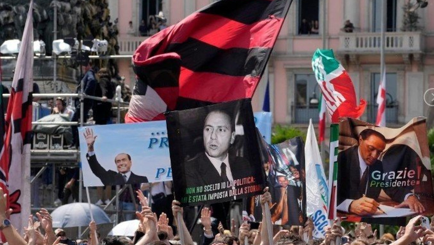 Μπερλουσκόνι: Με στρατιωτικές τιμές και χειροκροτήματα η νεκρώσιμη ακολουθία (vid)