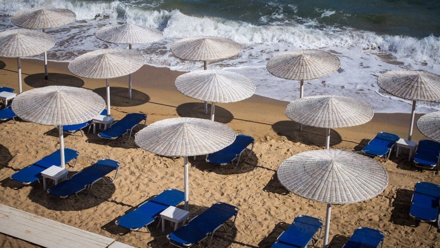 Κρήτη: Ξαπλώστρες μόνο για ενήλικες - Τα παιδιά στην... άμμο