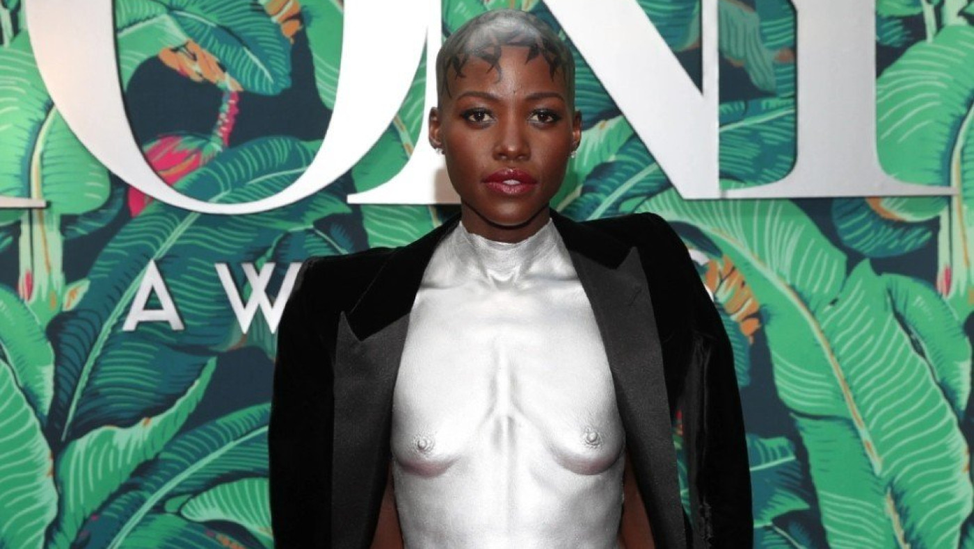 Λουπίτα Νιόγκο: Η «γυμνή» εμφάνισή της στα βραβεία Tony