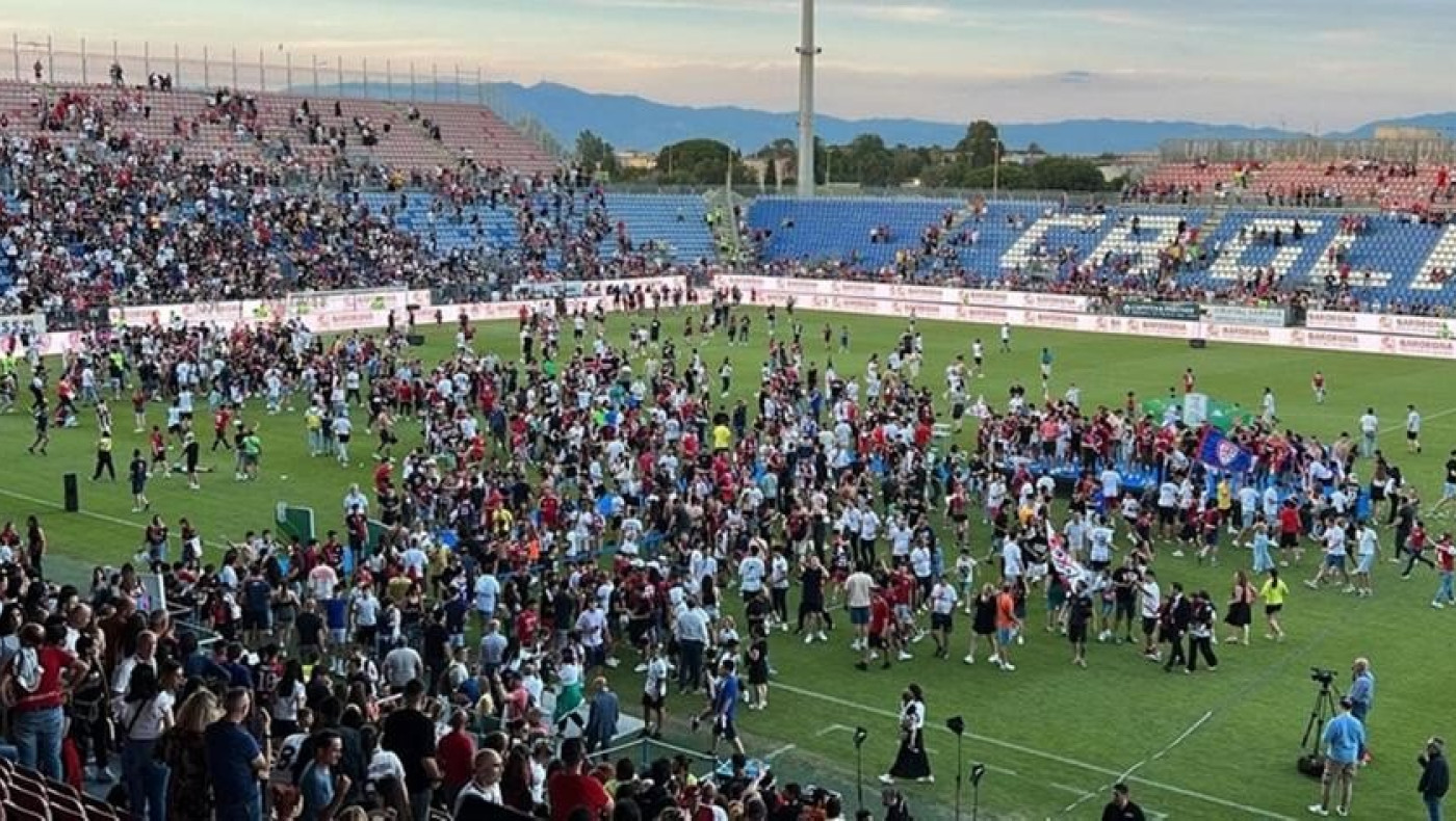 Έκλεψαν το τρόπαιο στη φιέστα ανόδου της Κάλιαρι!