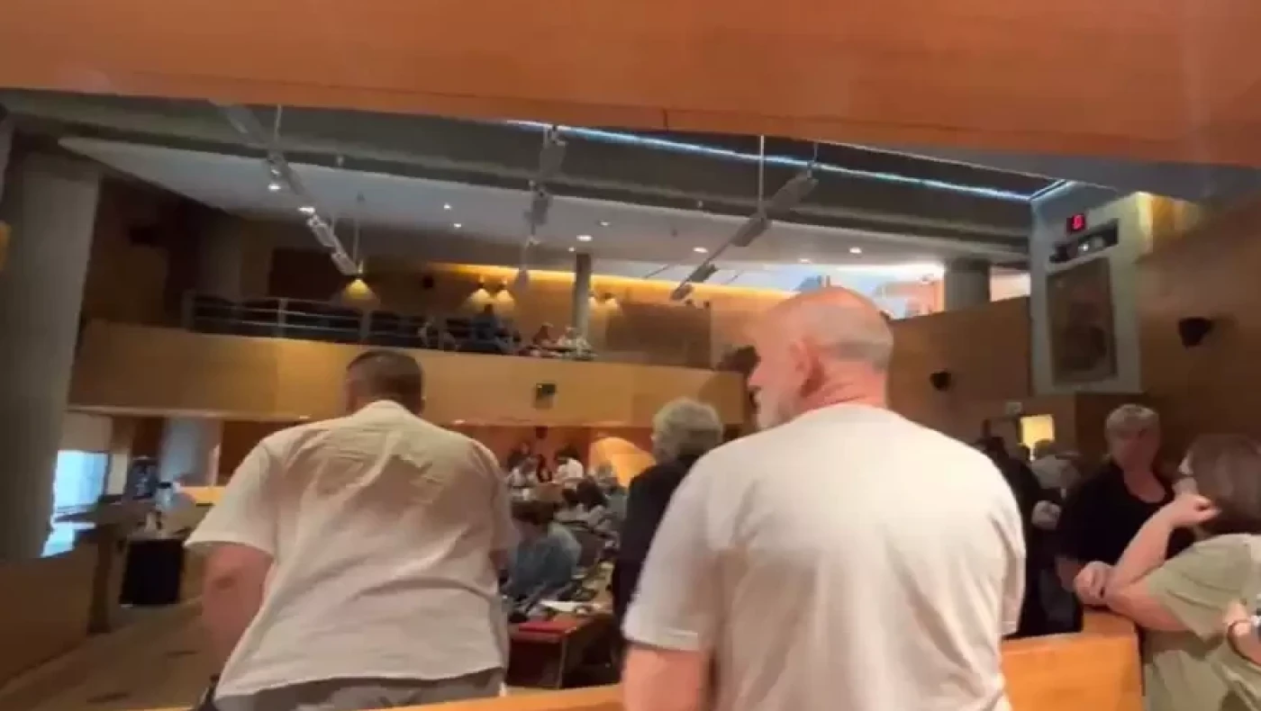 Θεσσαλονίκη: Χαμός στο δημοτικό συμβούλιο - Ο πρόεδρος έκλεισε τα φώτα και διέκοψε τη συνεδρίαση