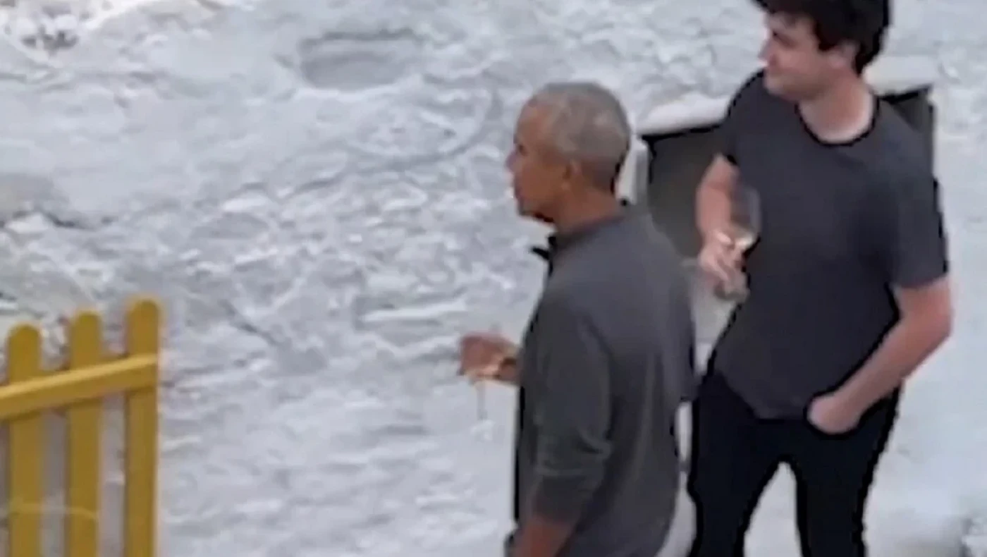 Ο Ομπάμα, η οικογένειά του και ο Τομ Χανκς πίνουν το κρασί τους στη Σίφνο