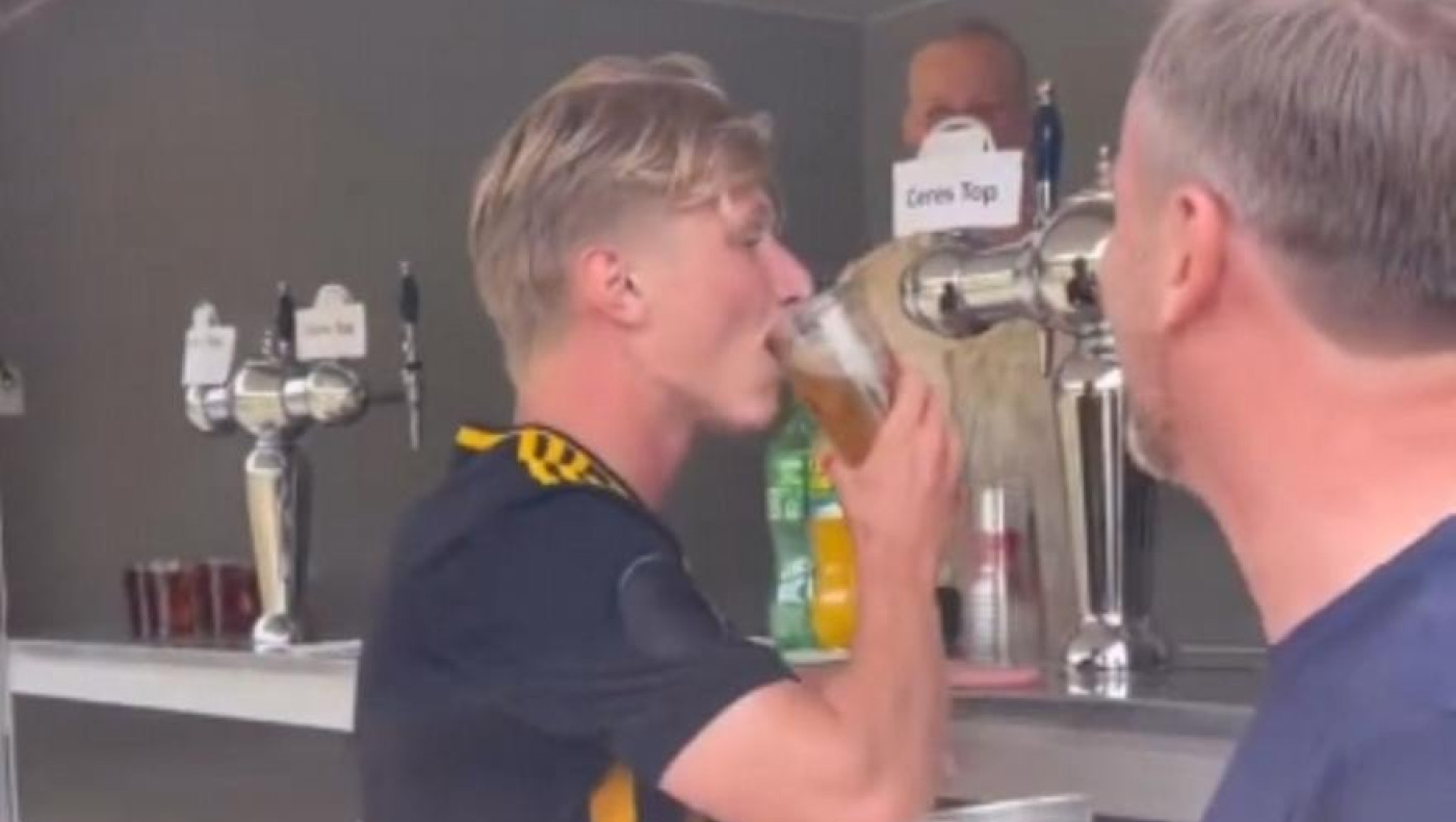 Ο πανηγυρισμός της χρονιάς: Παίκτης στη Δανία σκόραρε, πετάχτηκε να πιει μπύρα και επέστρεψε στο ματς