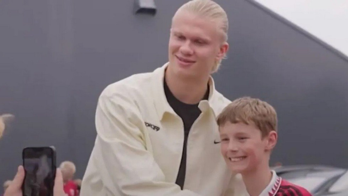 Χάαλαντ: Φωτογραφήθηκε με νεαρό οπαδό της Γιουνάιτεντ αλλά έκρυψε το σήμα στη φανέλα