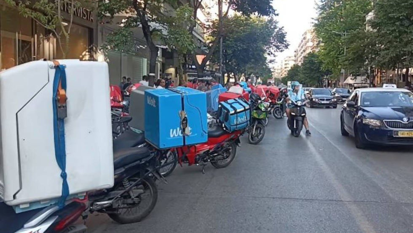 Θεσσαλονίκη: Μοτοπορεία διανομέων για τον θάνατο του συναδέλφου τους σε τροχαίο