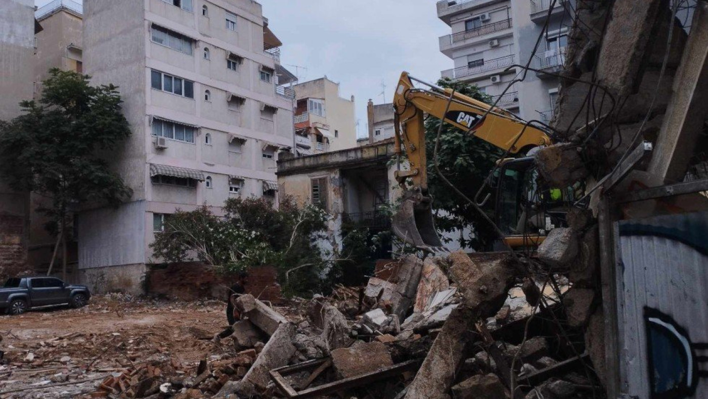 Θεσσαλονίκη: Κατεδαφίστηκε ένα από τα παλαιότερα κτίρια (pics)