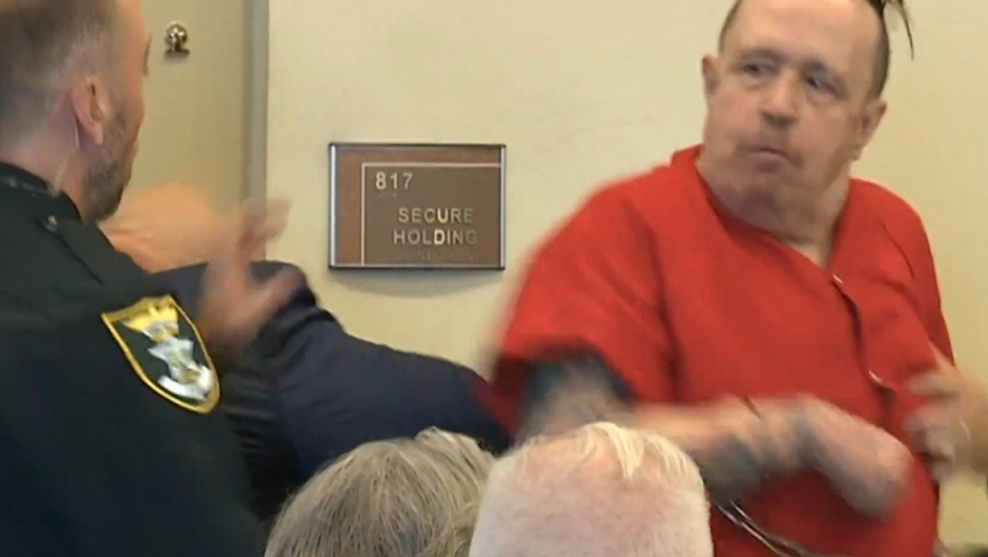 Δολοφόνος 11χρονης χτυπά τον δικηγόρο του στο δικαστήριο λίγο πριν καταδικαστεί εις θάνατον (vid)