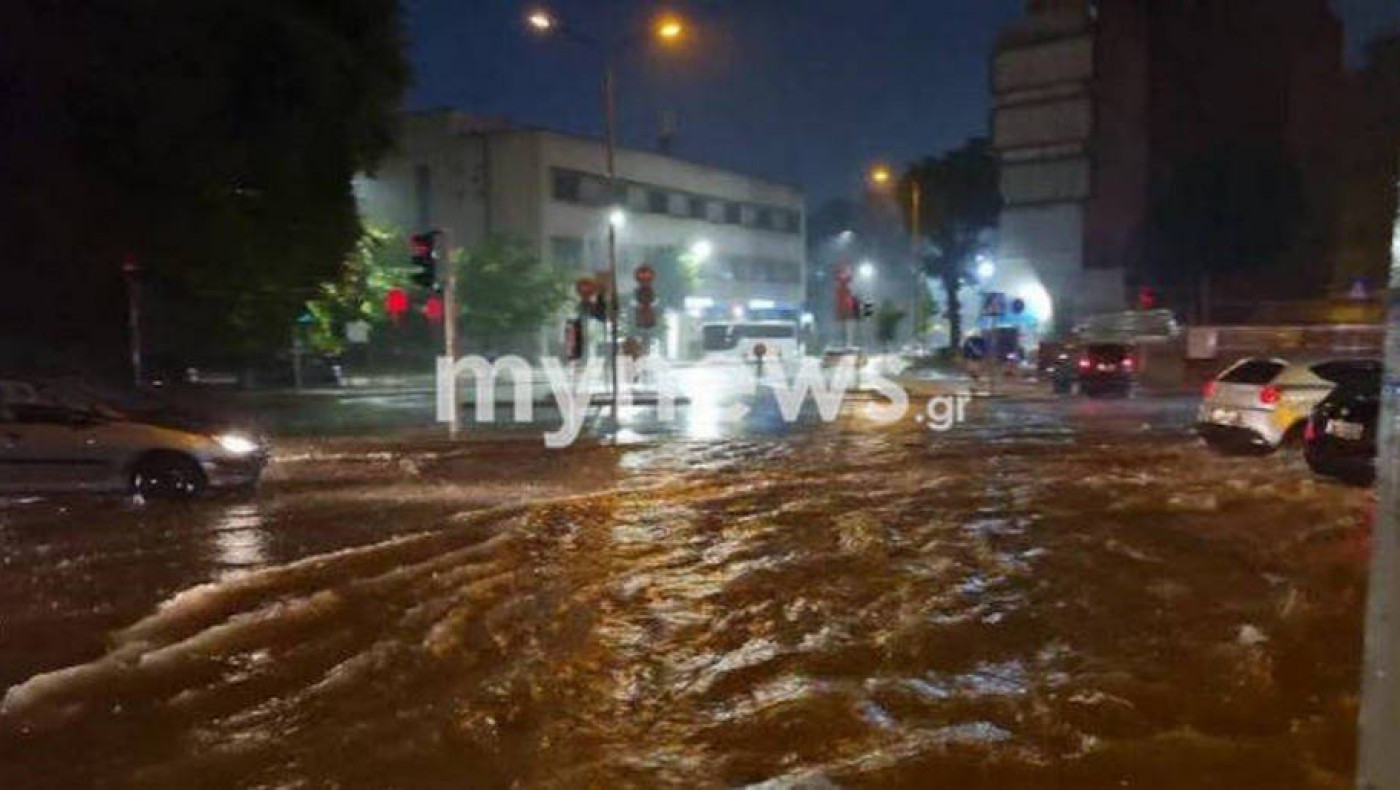 Θεσσαλονίκη: Σφοδρή νεροποντή στην πόλη-Πλημμύρισαν δρόμοι στο κέντρο