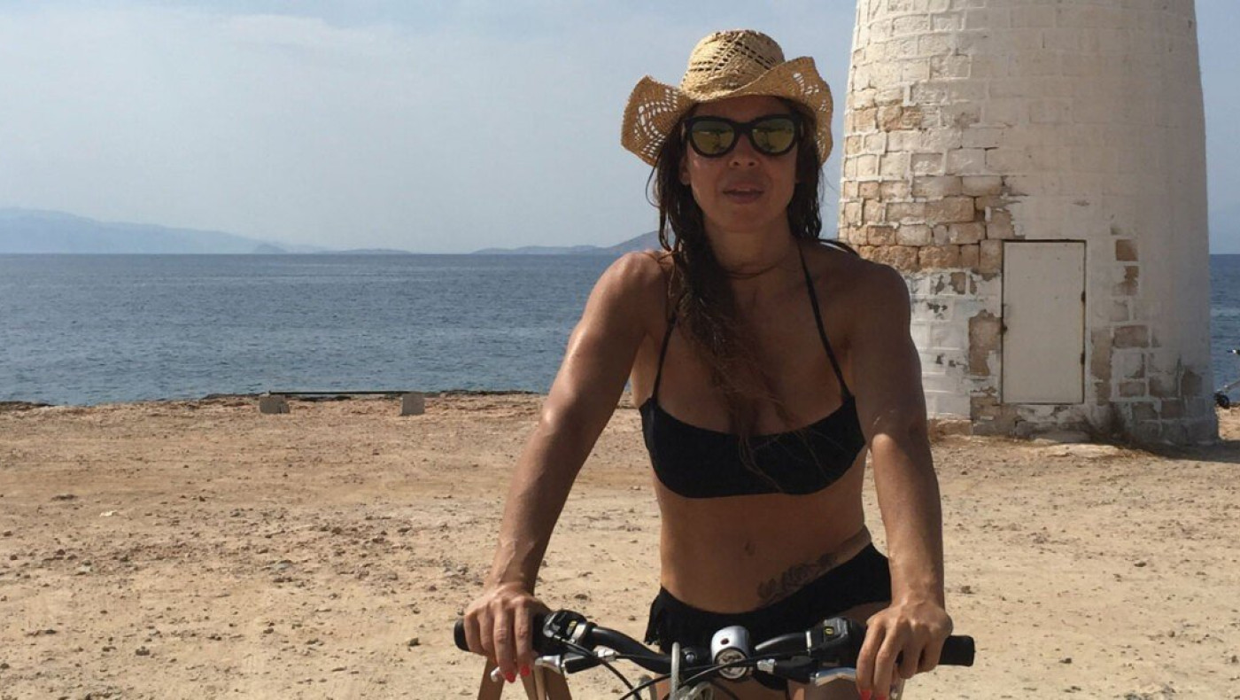 «Διαχρονική» αξία η Δραγούμη- Τράβηξε όλα τα βλέμματα με το καλλίγραμμο σώμα της