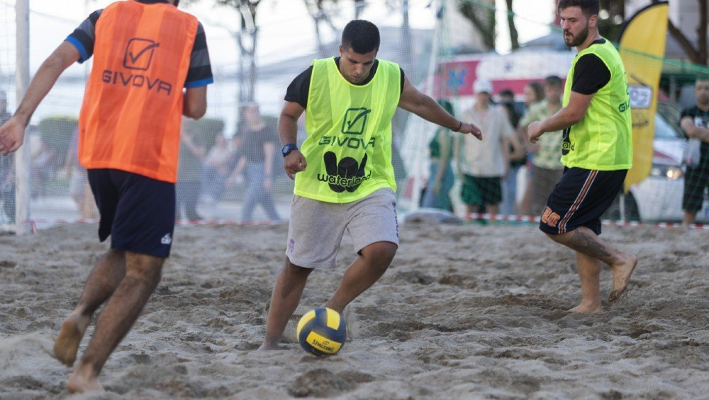 Το 1ο Metropolis Beach Soccer Tournament, powered by Waterland, άρχισε με πλούσιο θέαμα!