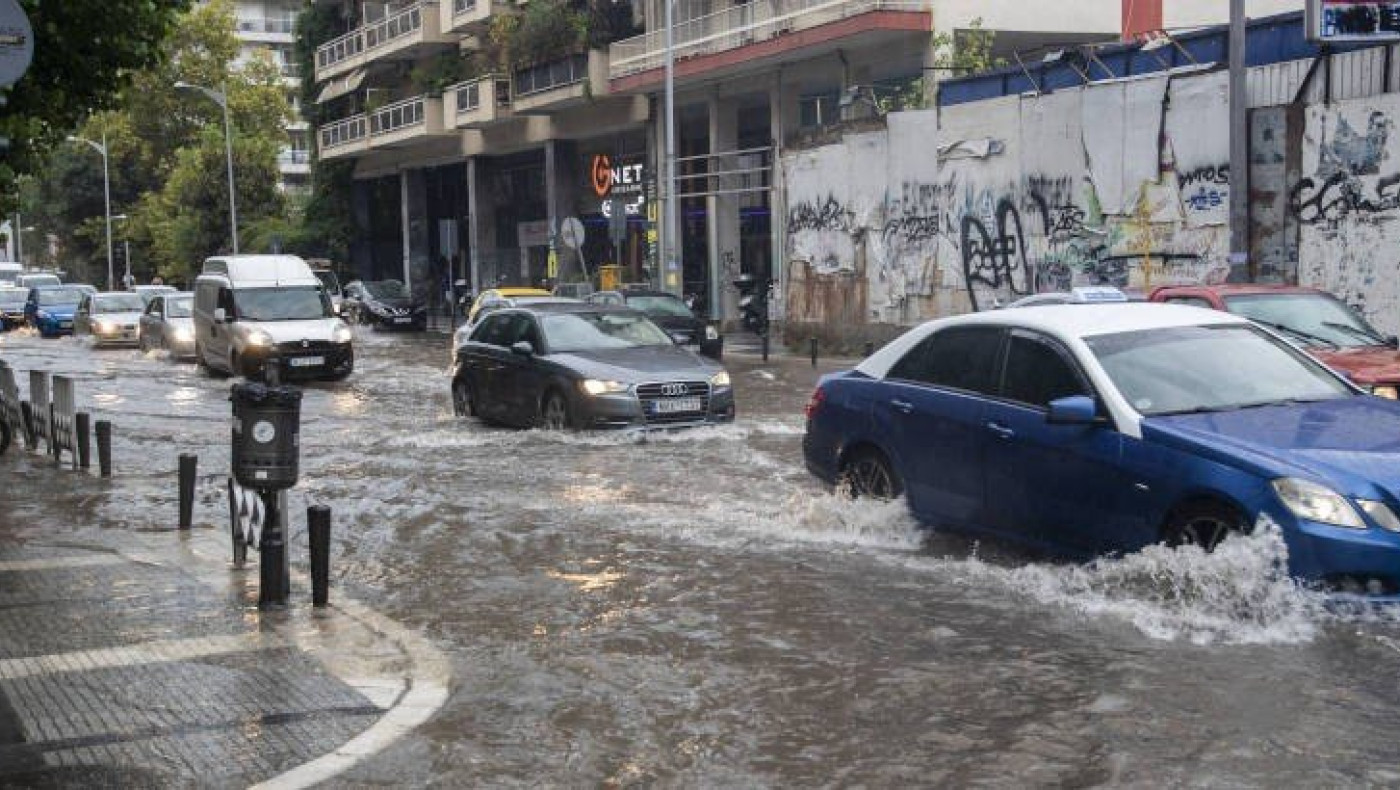 Θεσσαλονίκη: Βροχόπτωση και πλημμύρες-Τροχαίο στη Μουδανιών με τραυματία!