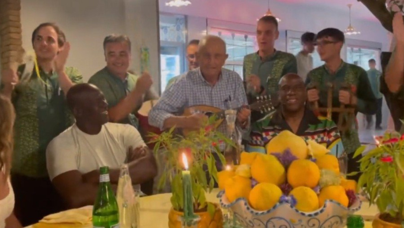 Μάικλ Τζόρνταν και Μάτζικ Τζόνσον δίνουν ρεσιτάλ, τραγουδώντας το "Volaré"