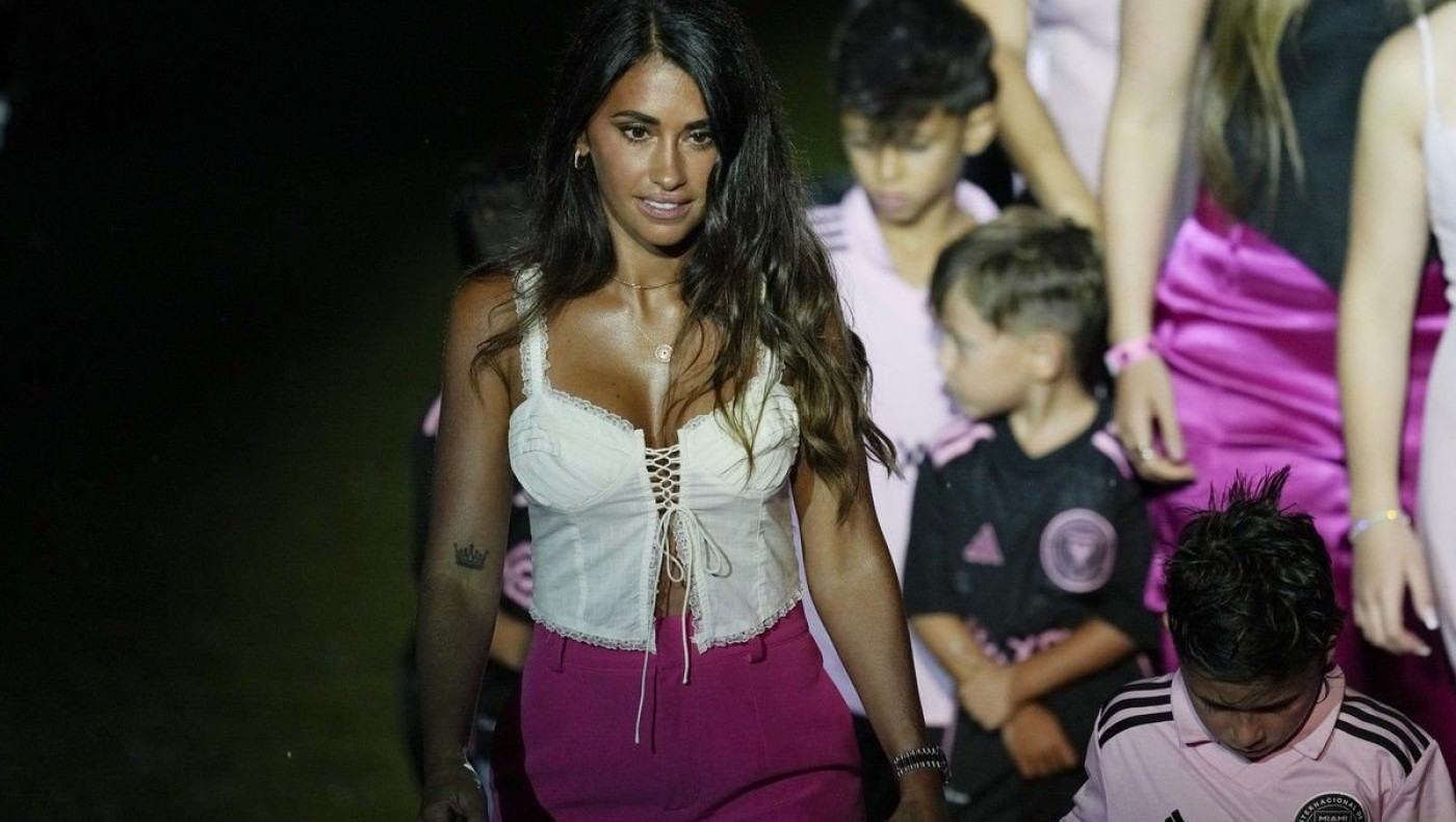 Τράβηξε όλα τα βλέμματα η σύζυγος του Μέσι: Εντυπωσιακή στα μωβ της Ίντερ Μαϊάμι