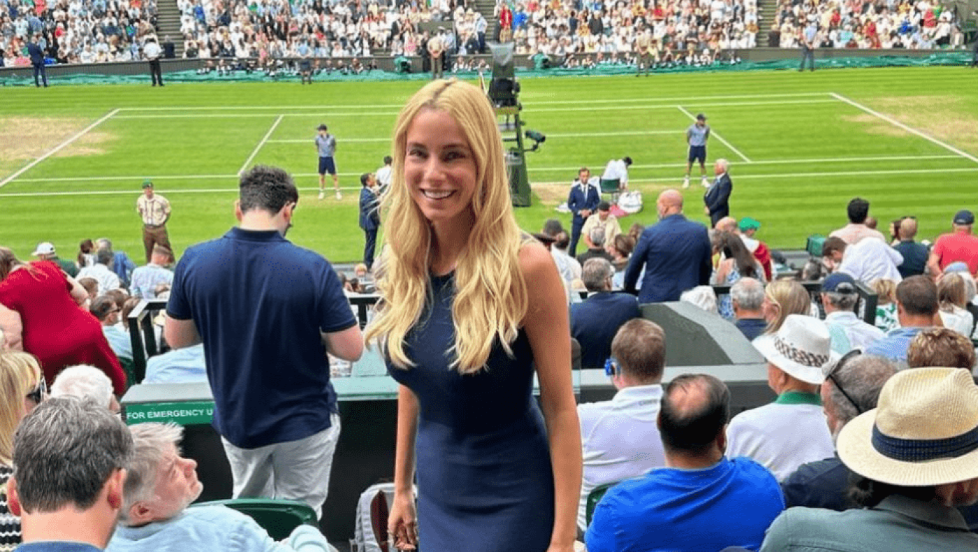 Ξεχώρισε ανάμεσα στους θεατές του Wimbledon η Δούκισσα Νομικού- Τα υπέρκομψα λουκ