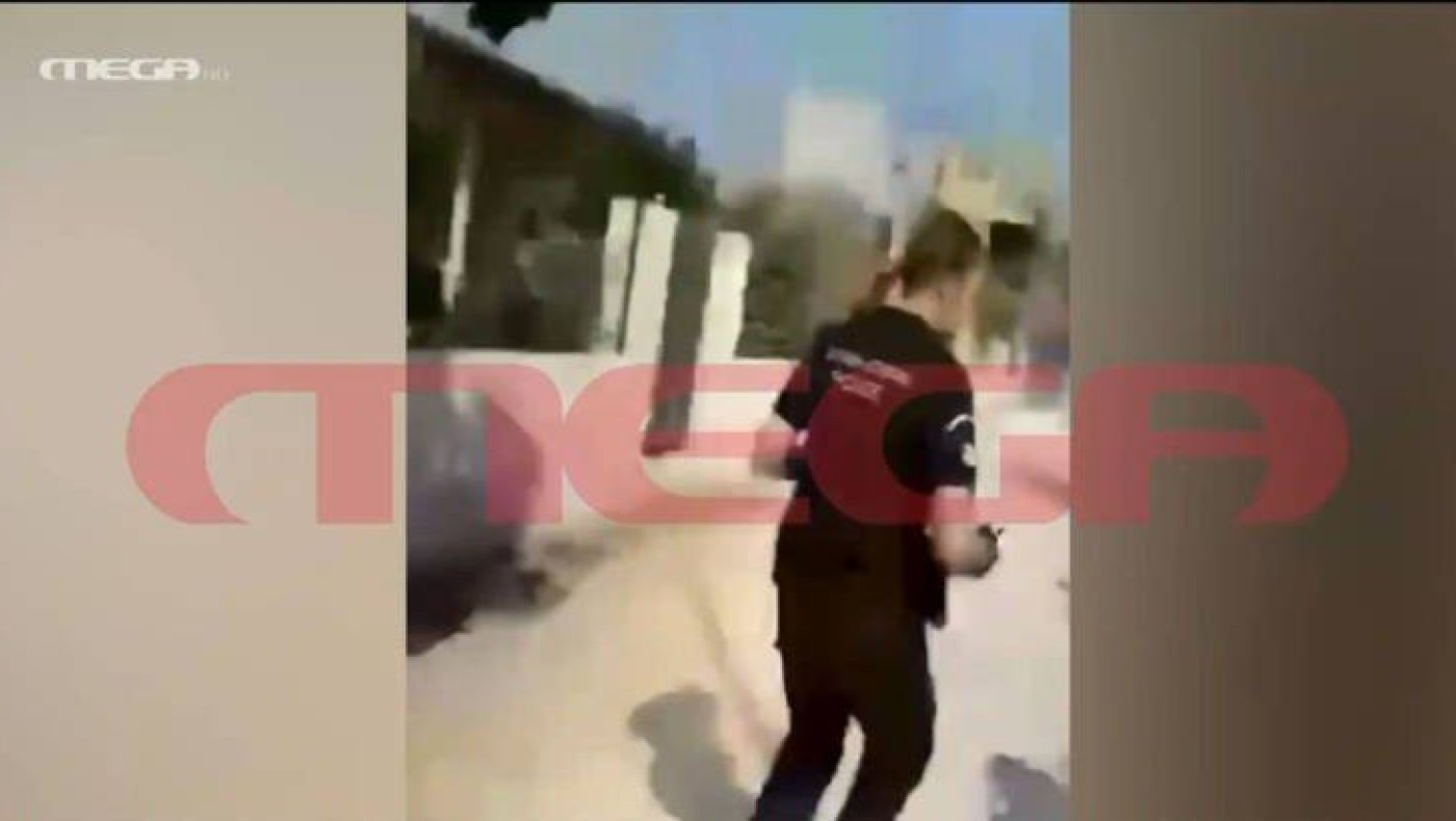 Φωτιά στον Κουβαρά-Ντοκουμέντο: Δραματικός απεγκλωβισμός ζευγαριού ηλικιωμένων από το φλεγόμενο σπίτι τους (vid)