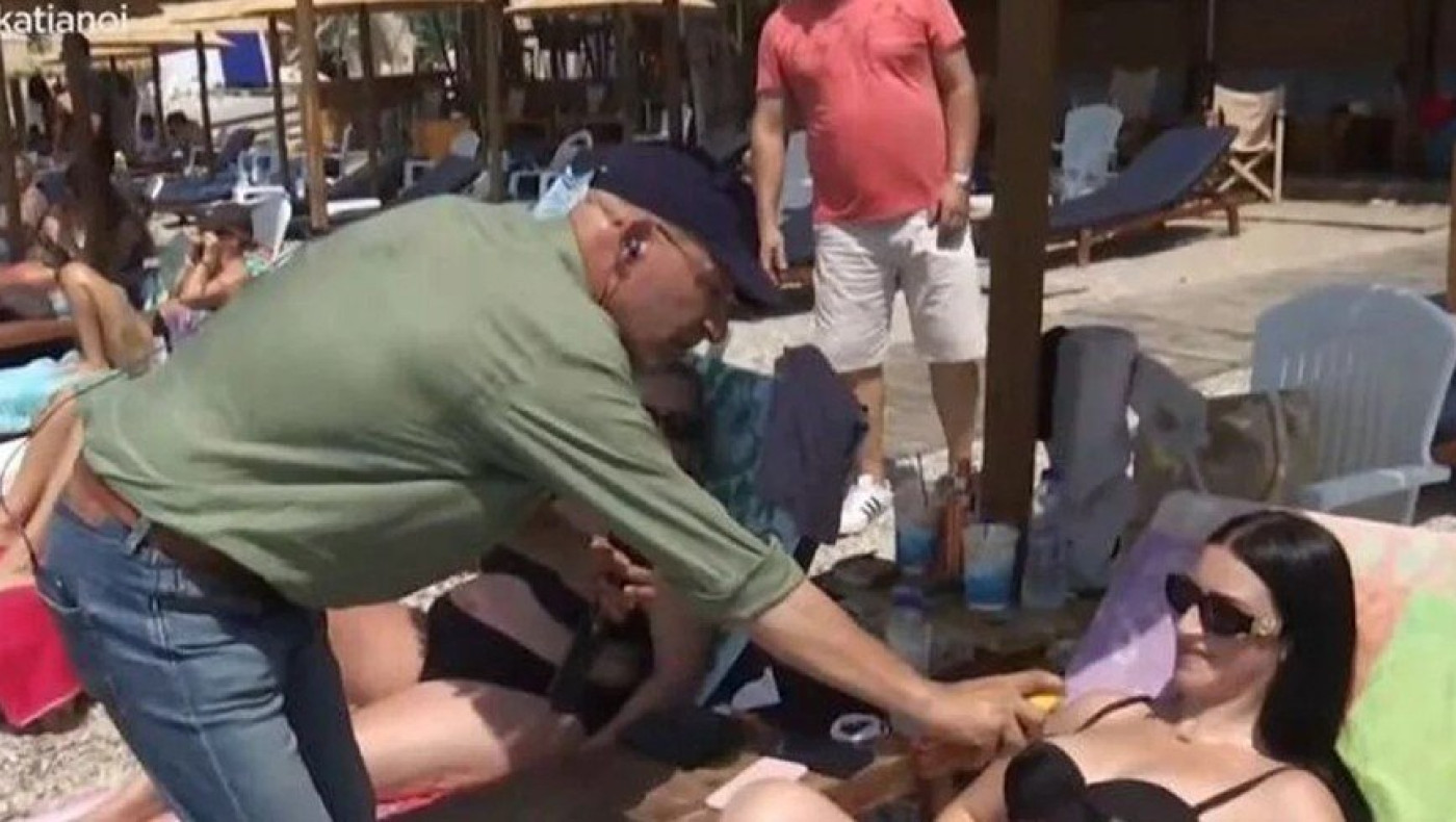 Ο Τσελίκας του ΣΚΑΪ βάζει αντηλιακό σε λουόμενες: «Κάτσατε πολύ στον ήλιο, βάλτε λαδάκι»