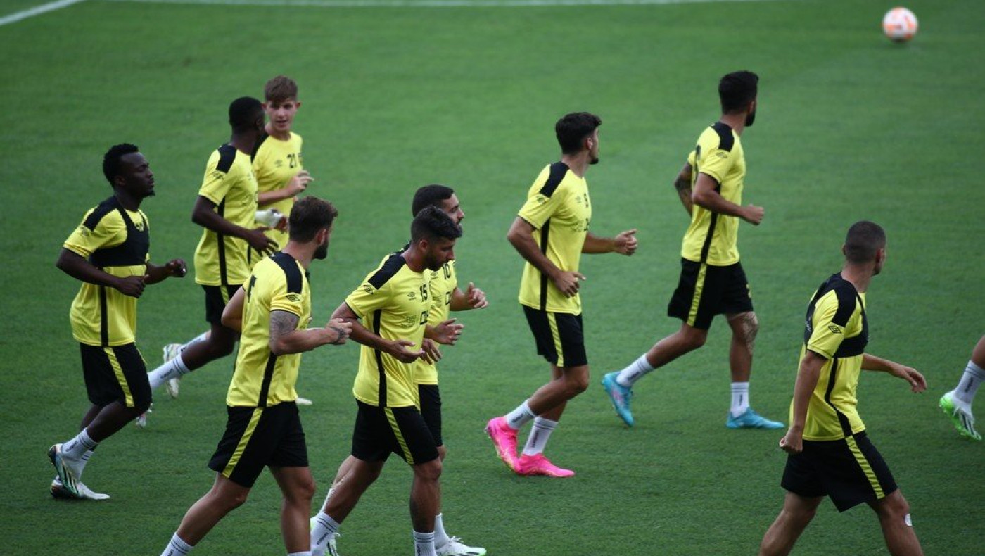 Αφόρητη ζέστη και υγρασία κατά την προπόνηση της Μπεϊτάρ - Τα πλάνα για την Τούμπα (pics)