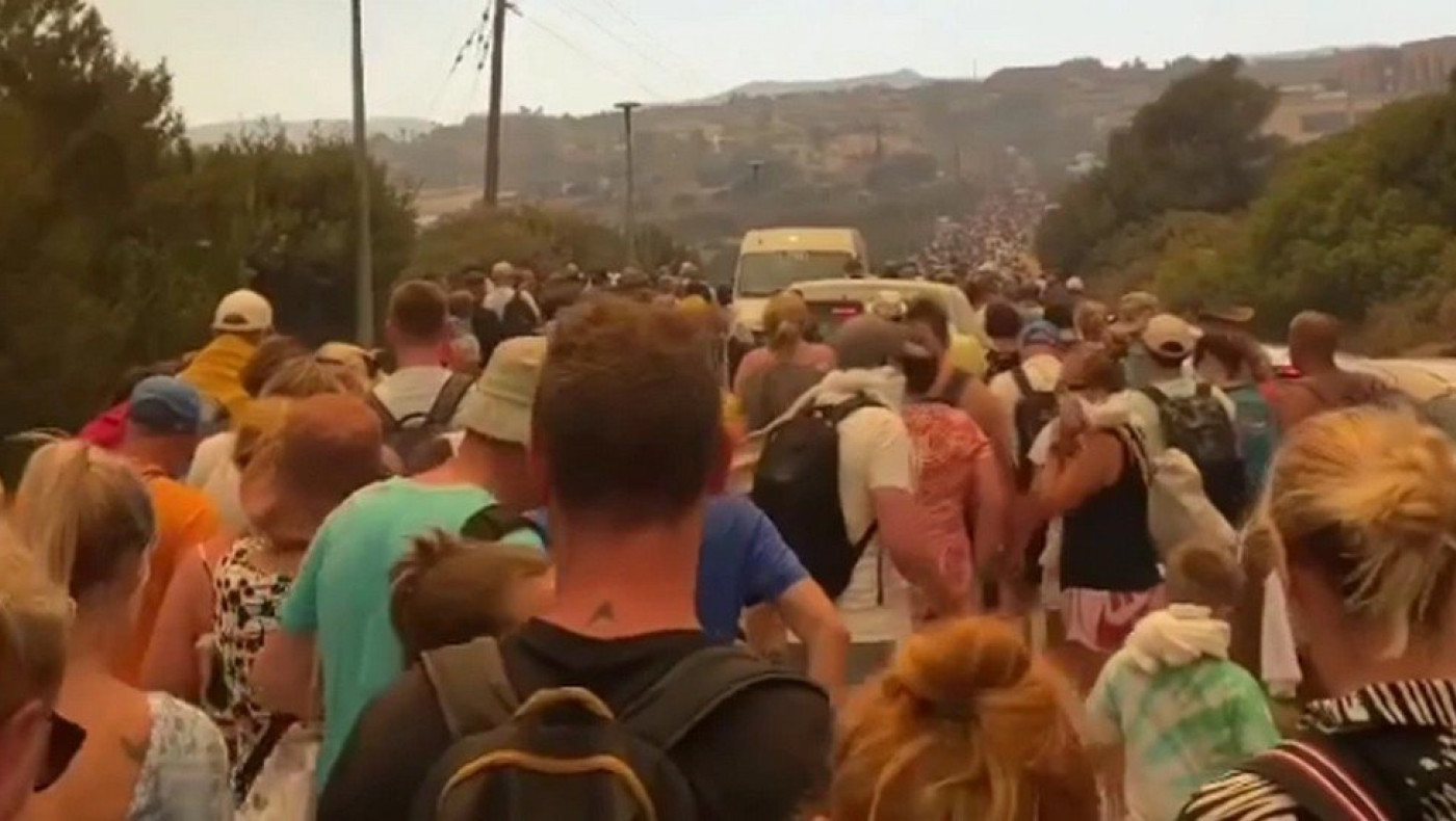 «Ήταν σαν το τέλος του κόσμου»: Τι λένε τα ξένα ΜΜΕ για τις φωτιές στην Ρόδο και τις εκκενώσεις τουριστών