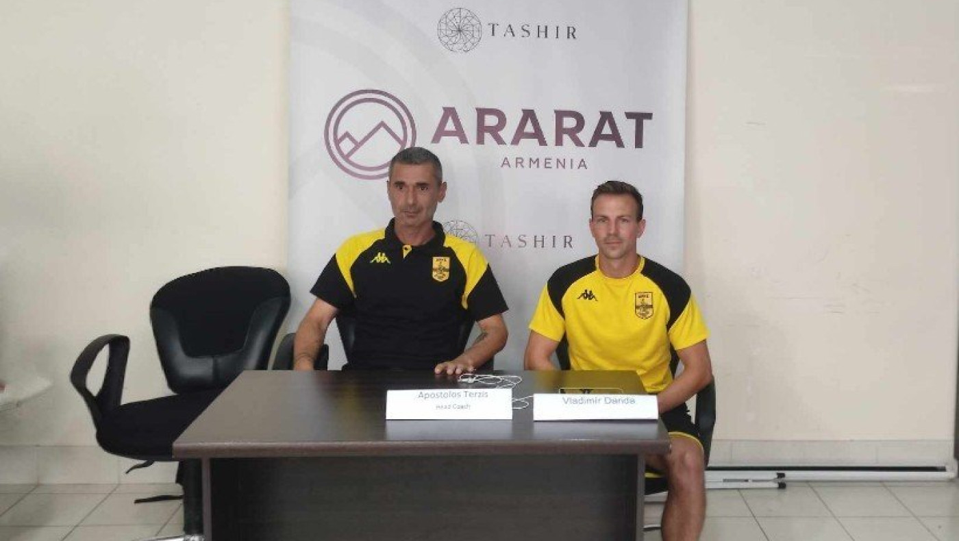 Αραράτ - Άρης: Ένταση στην συνέντευξη Τύπου του Τόλη Τερζή, μπήκε Αρμένιος με φανέλα του ΠΑΟΚ