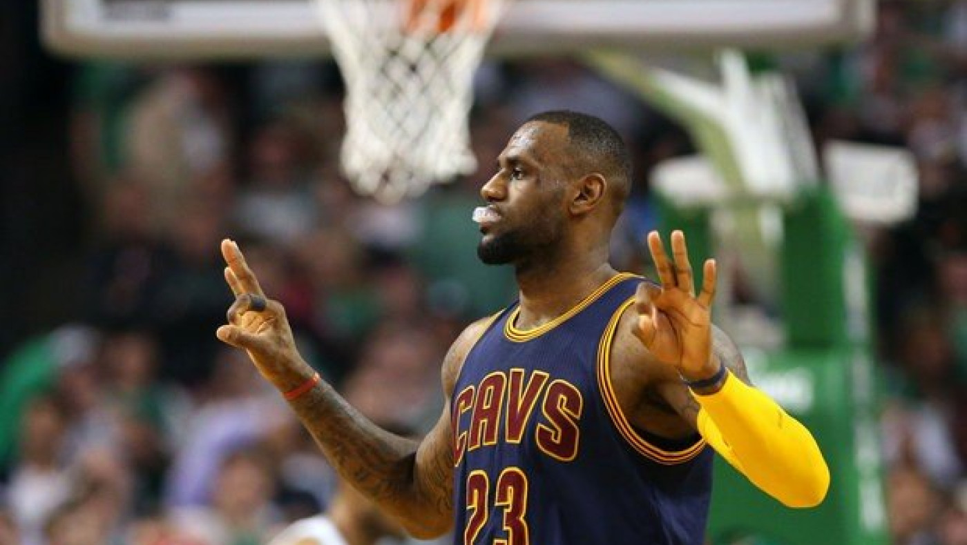 Ο «Βασιλιάς» τα βάζει και... από το σπίτι του! (vid)