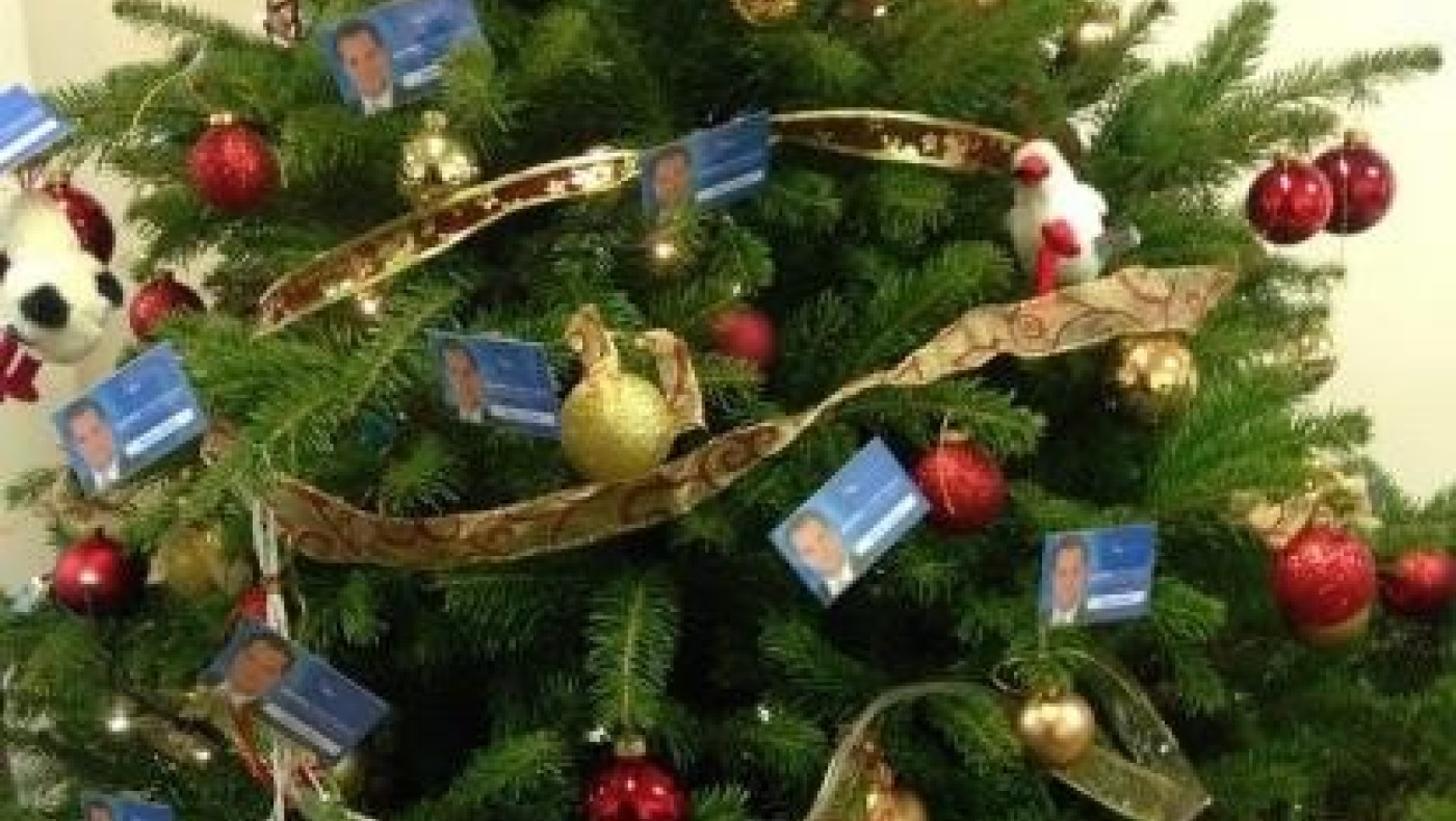 Ο Άδωνις Γεωργιάδης τώρα και σε... Χριστουγεννιάτικο στολίδι! 