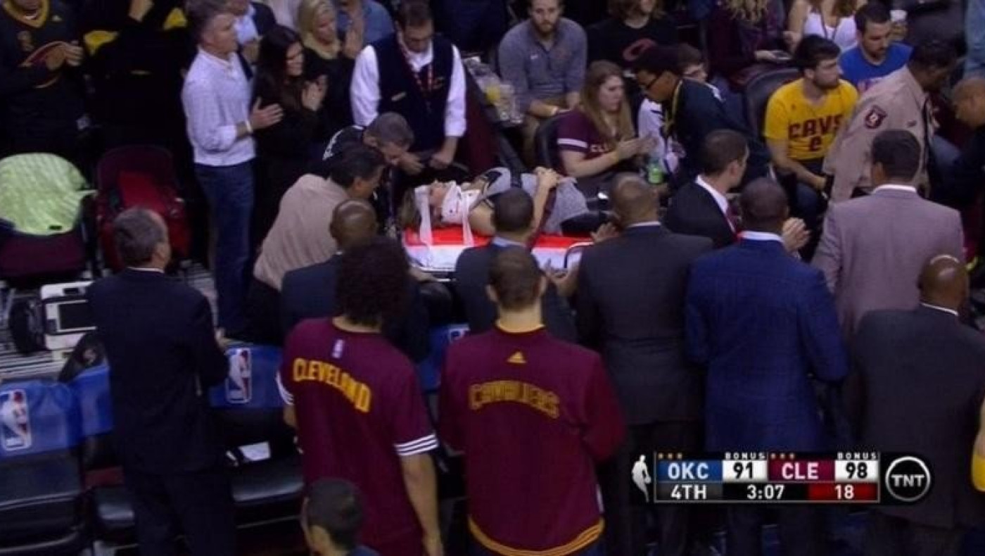 «Ισοπέδωσε» γυναίκα φίλαθλο ο Λεμπρόν (video)