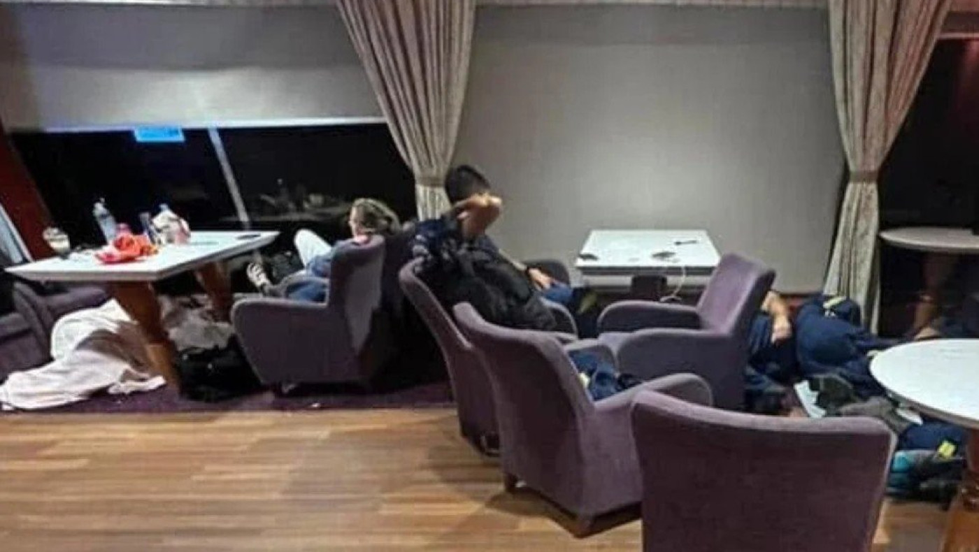 Εικόνες ντροπής: Πυροσβέστες στο πάτωμα πλοίου κατά την επιστροφή τους από τη Ρόδο