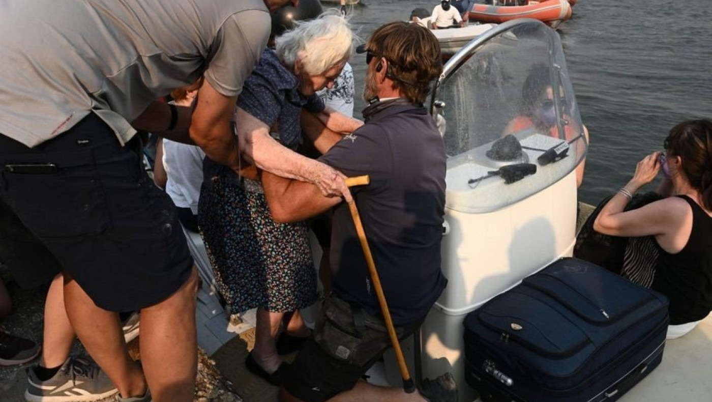 Φωτιά στη Μαγνησία: Δραματική εκκένωση δια θαλάσσης στη Νέα Αγχίαλο – Συγκλονιστικές εικόνες