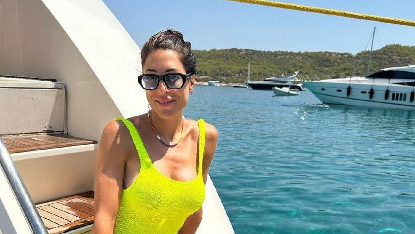 H  Φλορίντα Πετρουτσέλι ποζάρει με neon μπικίνι