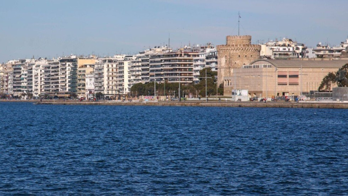 Θεσσαλονίκη: Ηλικιωμένος έπεσε στον Θερμαϊκό - Τον έσωσαν περαστικοί