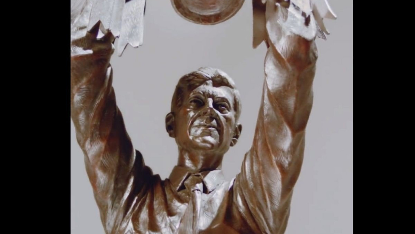 Άρσεναλ: Έγιναν τα αποκαλυπτήρια του αγάλματος του Βενγκέρ- Δεσποτικός με το τρόπαιο στα χέρια