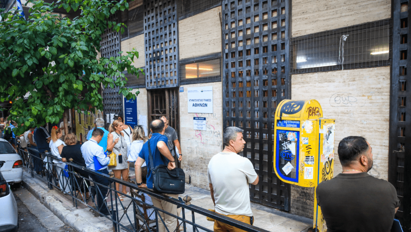 Κτηματολόγιο: 11 ώρες σε μια καρέκλα και ύπνος στο... πεζοδρόμιο