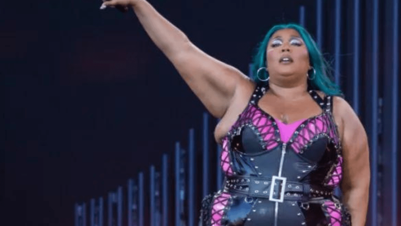 Σοκαριστικές καταγγελίες εις βάρος της Lizzo:  Ανάγκαζε χορεύτριές της να τρώνε μπανάνες από κόλπους ιερόδουλων