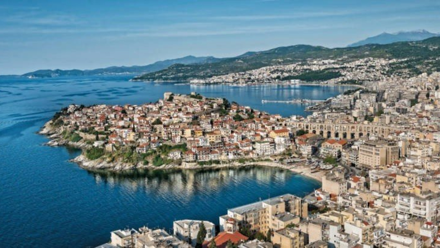 Καβάλα: Έφυγε στη Βουλγαρία ο 35χρονος που κατέβασε την ελληνική σημαία αλλά συνελήφθη εκεί και... επέστρεψε!