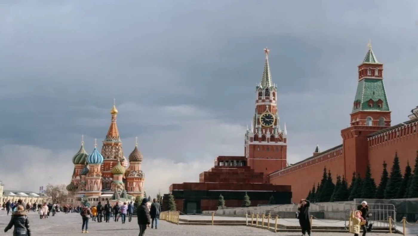 Μεντβέντεφ: «Οι αλήτες και τα τέρατα καταλαβαίνουν μόνο από ωμότητα και βία»