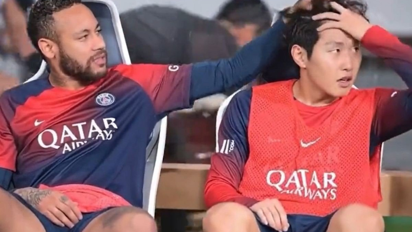 O Νεϊμάρ έκανε πλάκα σε συμπαίκτη του στην Παρί για το μαλλί του