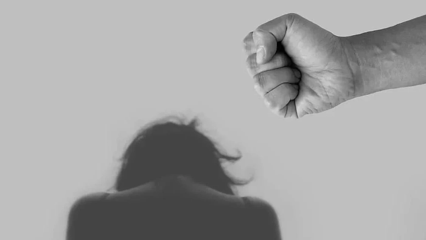 Παλαίμαχος καλαθοσφαιριστής ξυλοκόπησε ανηλεώς τη σύντροφό του