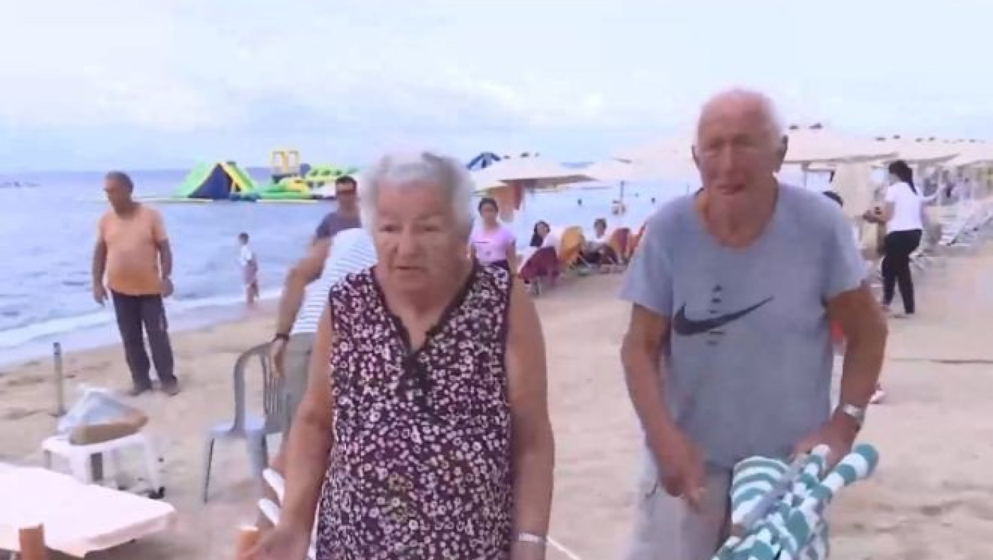 Χαλκιδική: Συνεργεία του δήμου ξήλωσαν ομπρέλες σε ελεύθερο χώρο από λουόμενους