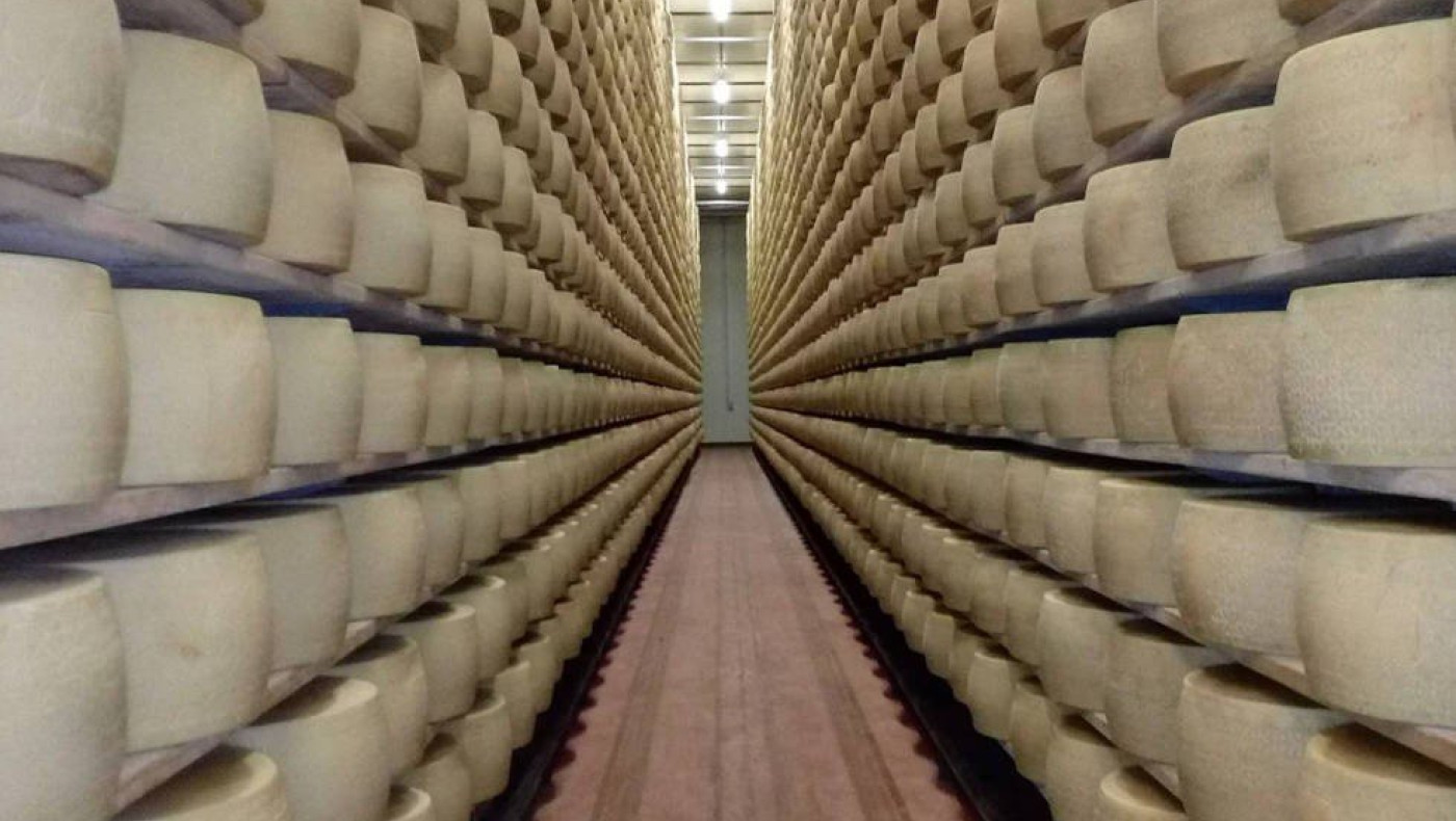 Ιταλία: Φρικτός θάνατος τυροκόμου - Καταπλακώθηκε από 25.000 κεφάλια τυριού