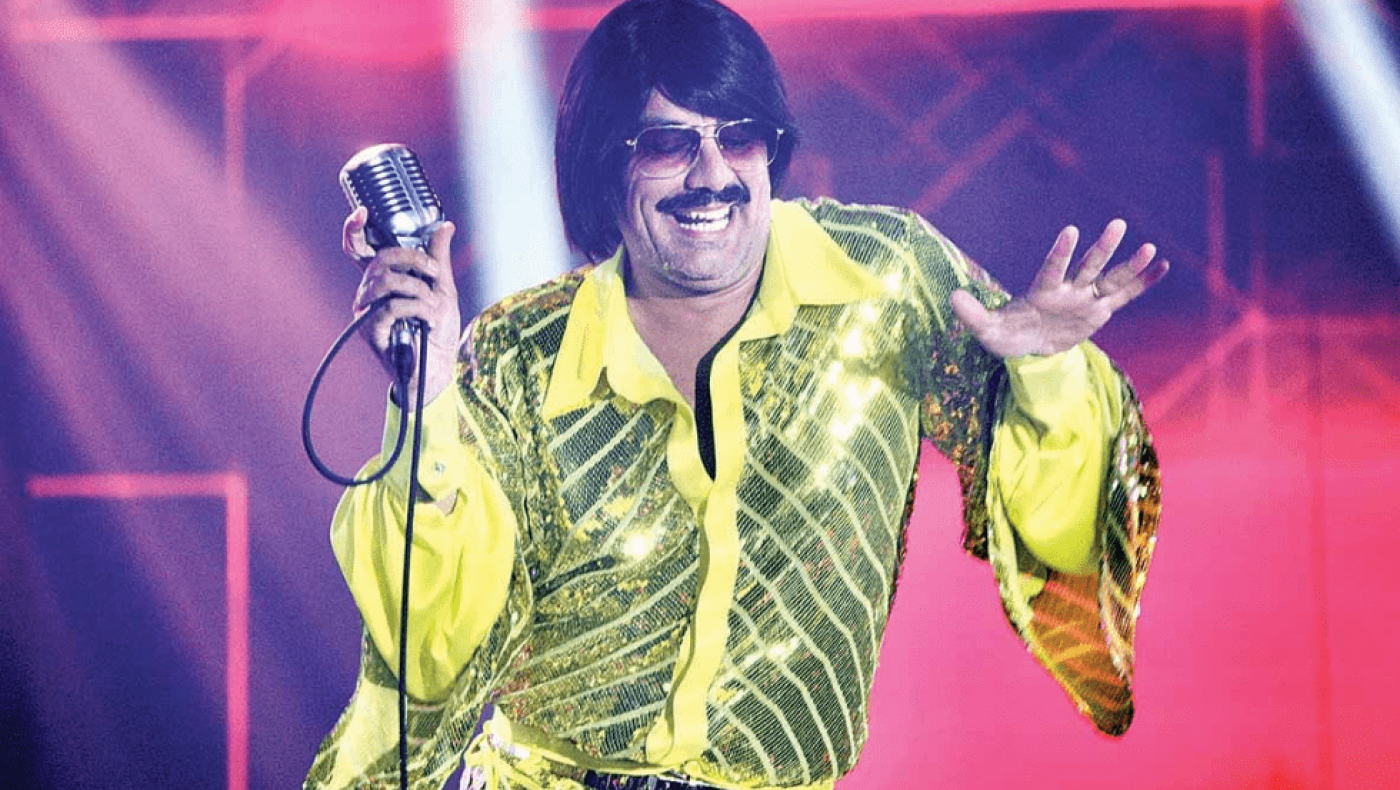 Πώς είναι ο Τόνι Σφήνος χωρίς την περούκα και τα χίπικα ρούχα του