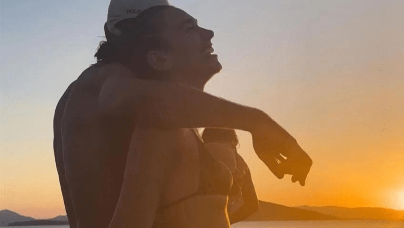 Το «πάει» για μόνιμη κάτοικος Ελλάδας η Dua Lipa: Στην Πελοπόννησο αγκαλιά με τον Γαβρά