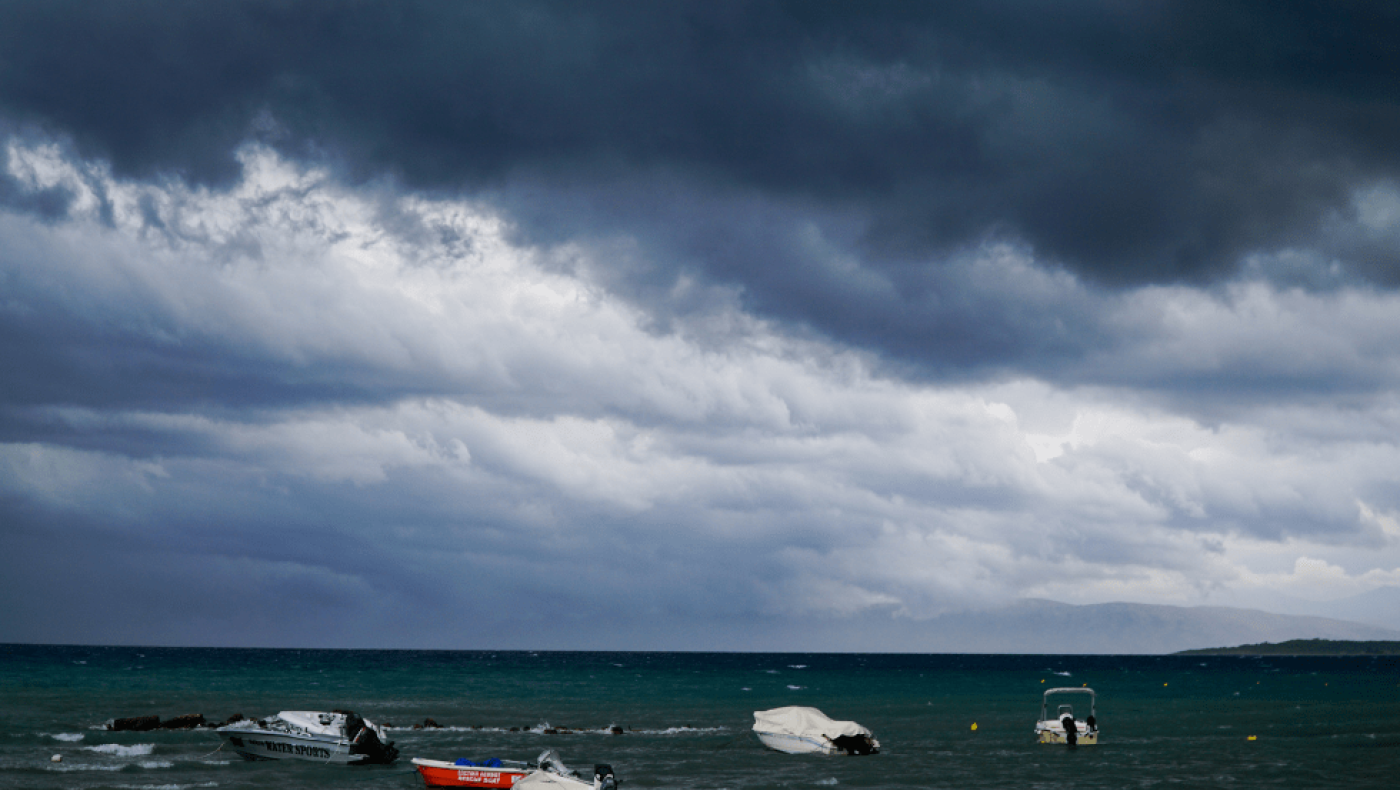 Εκκενώθηκε η παραλία Γλυκά Νερά από Λιμενικό και ΟΠΚΕ - Φόβος κατολισθήσεων