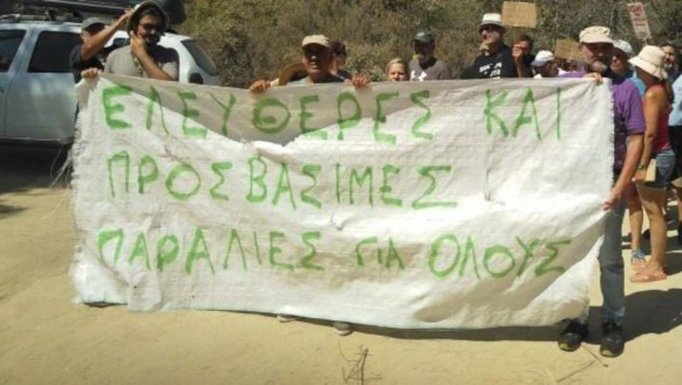 Χαλκιδική-Ξαπλώστρες στο… κύμα: Διαμαρτυρίες και στο Πολύχρονο