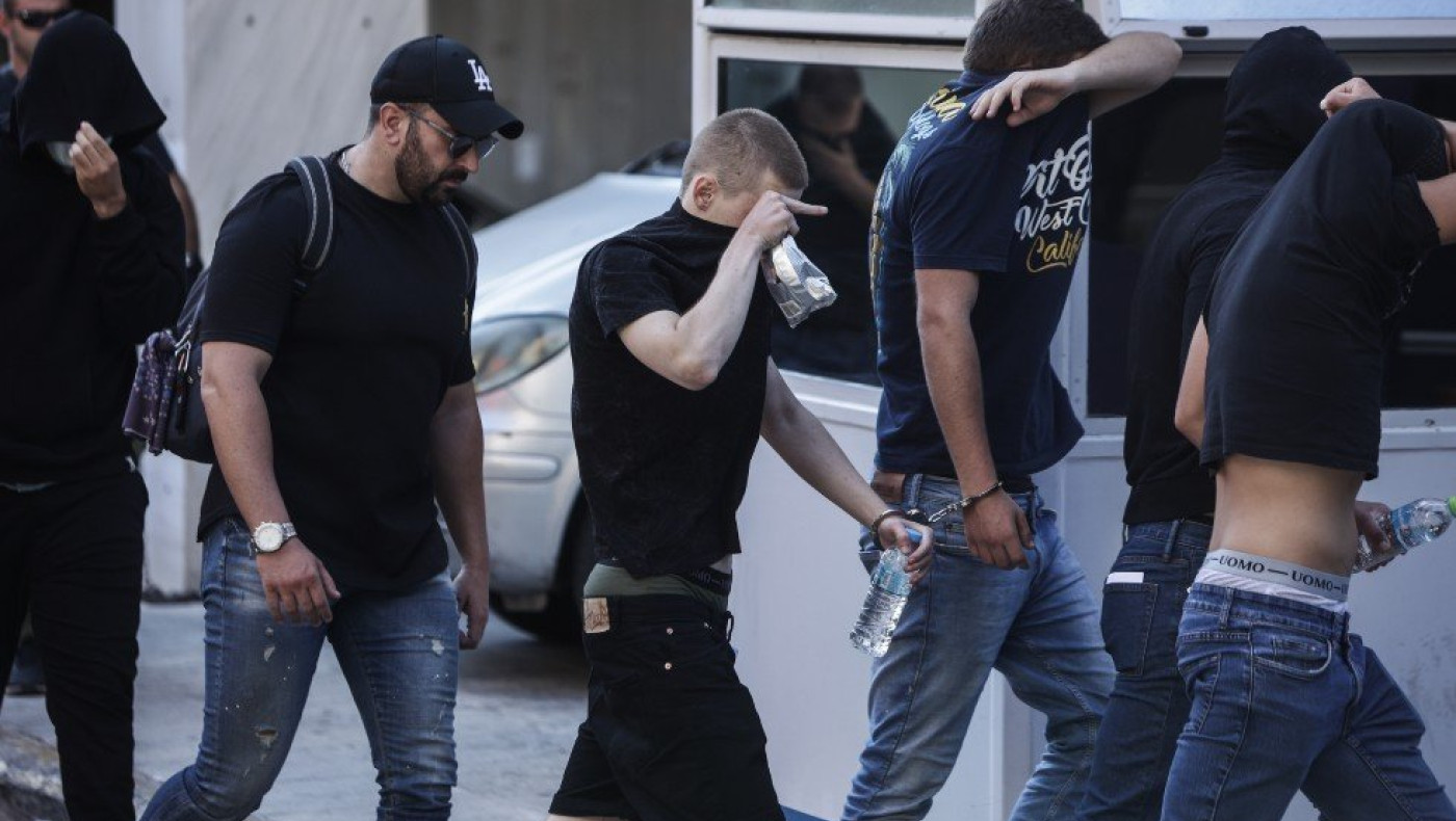 Ο Αριστείδης με την κόκκινη μπλούζα: «Είμαι φίλος του Μιχάλη, με χτύπησαν με ρόπαλο στο κεφάλι και μου έσπασαν χέρι και πόδι»