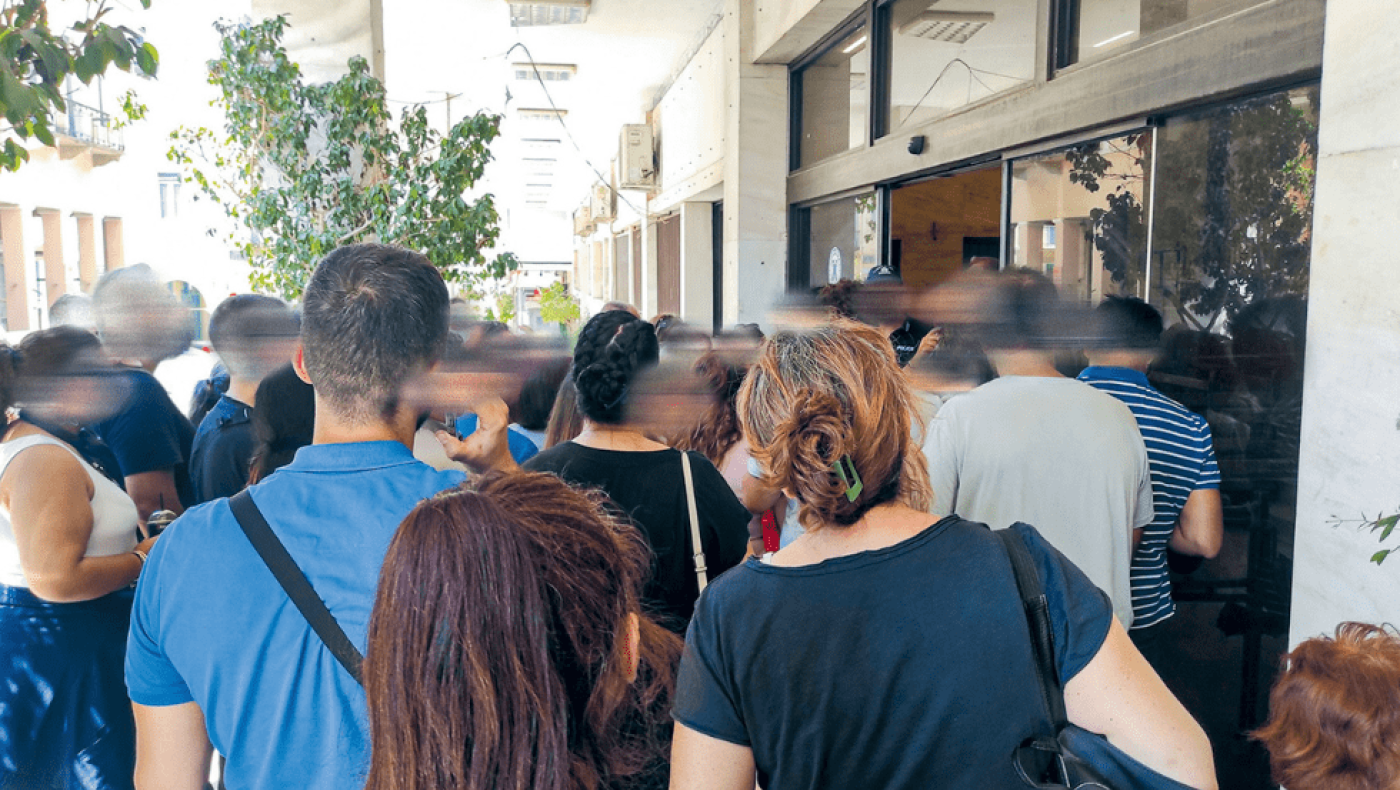 Τρέχουν να αλλάξουν ταυτότητες για να αποφύγουν το... τσιπάκι