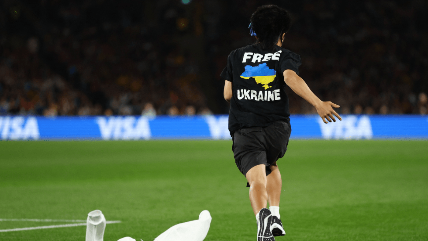 Με μήνυμα... free Ukraine εισβολέας διέκοψε τον τελικό του Παγκοσμίου Κυπέλλου Γυναικών