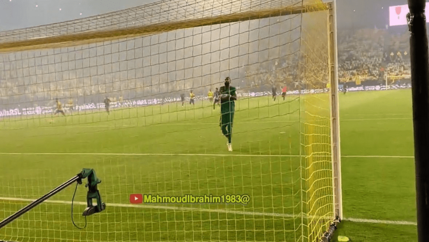 Πραγματικός «12ος» παίκτης... οπαδός της Αλ Νασρ: Γλίτωσε τον τερματοφύλακα από επική γκάφα